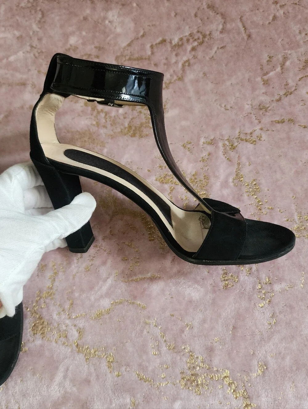 GUCCI | Classic Black T-Strap High Heel Sandals - Picture 4 of 16